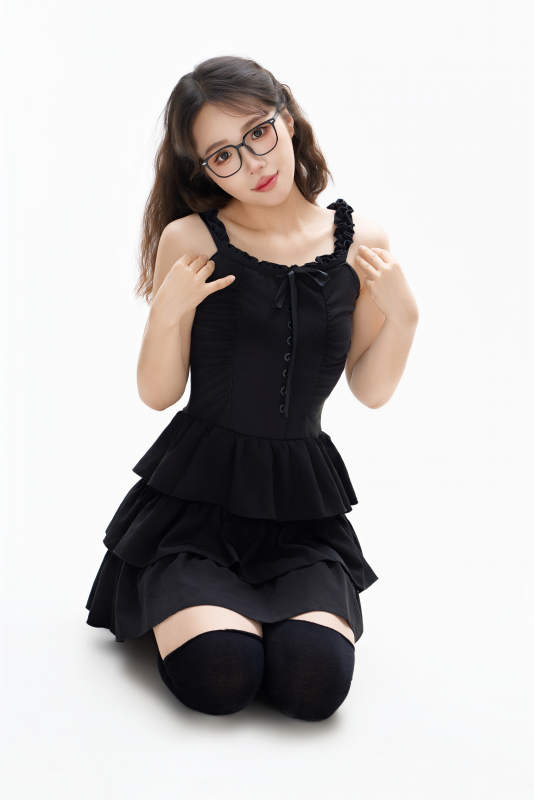 影棚拍摄穿着黑色套裙长筒袜的亚洲美女图片