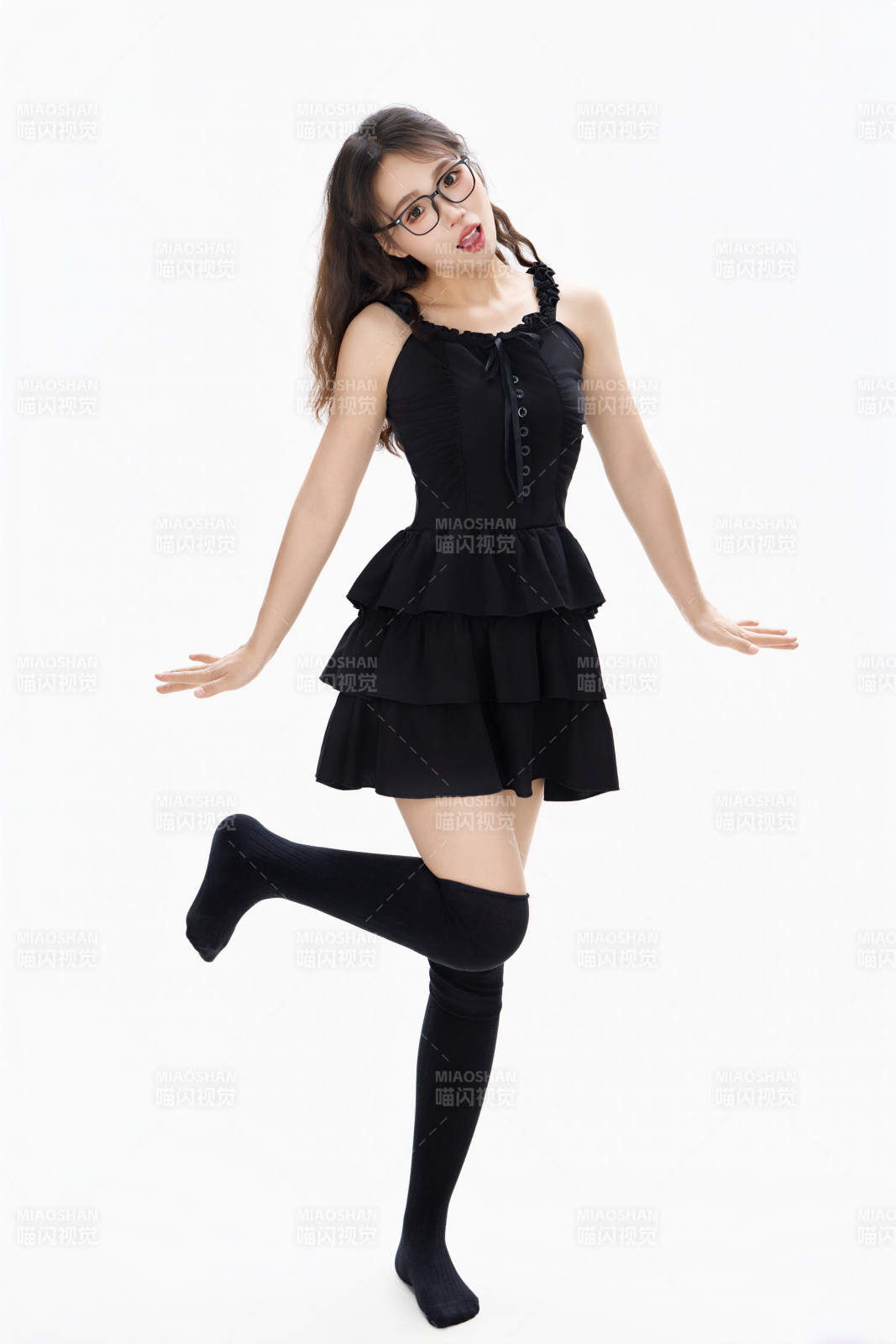 影棚拍摄穿着黑色套裙长筒袜的亚洲美女图片