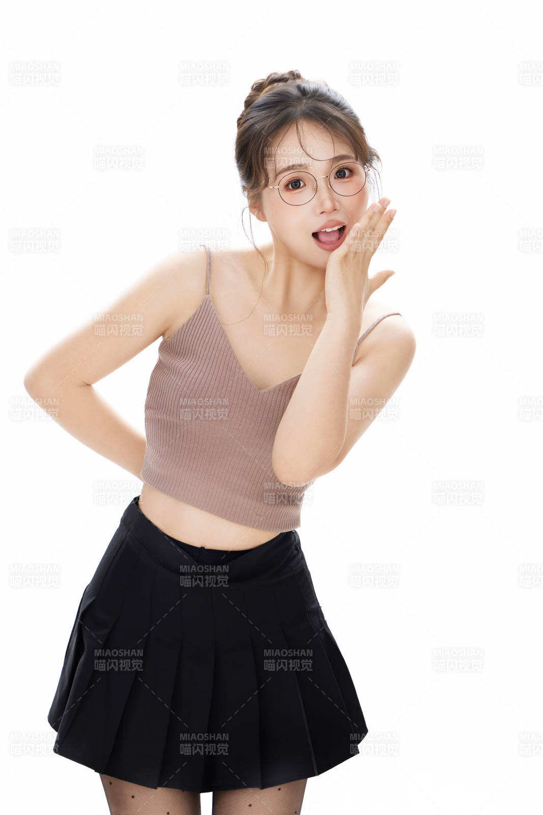 白色背景下青春活力的职业女性形象图片