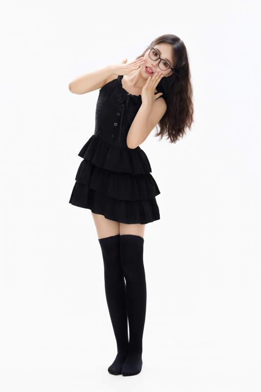 影棚拍摄穿着黑色套裙长筒袜的亚洲美女图片