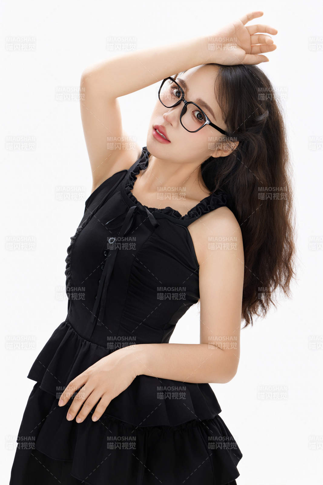 影棚拍摄穿着黑色套裙长筒袜的亚洲美女图片