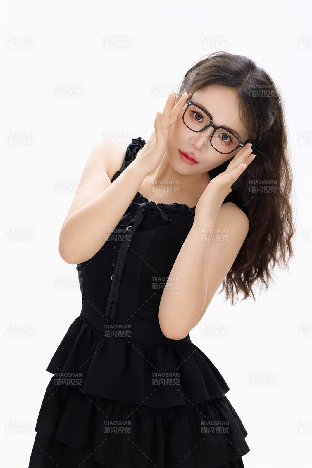 影棚拍摄穿着黑色套裙长筒袜的亚洲美女图片