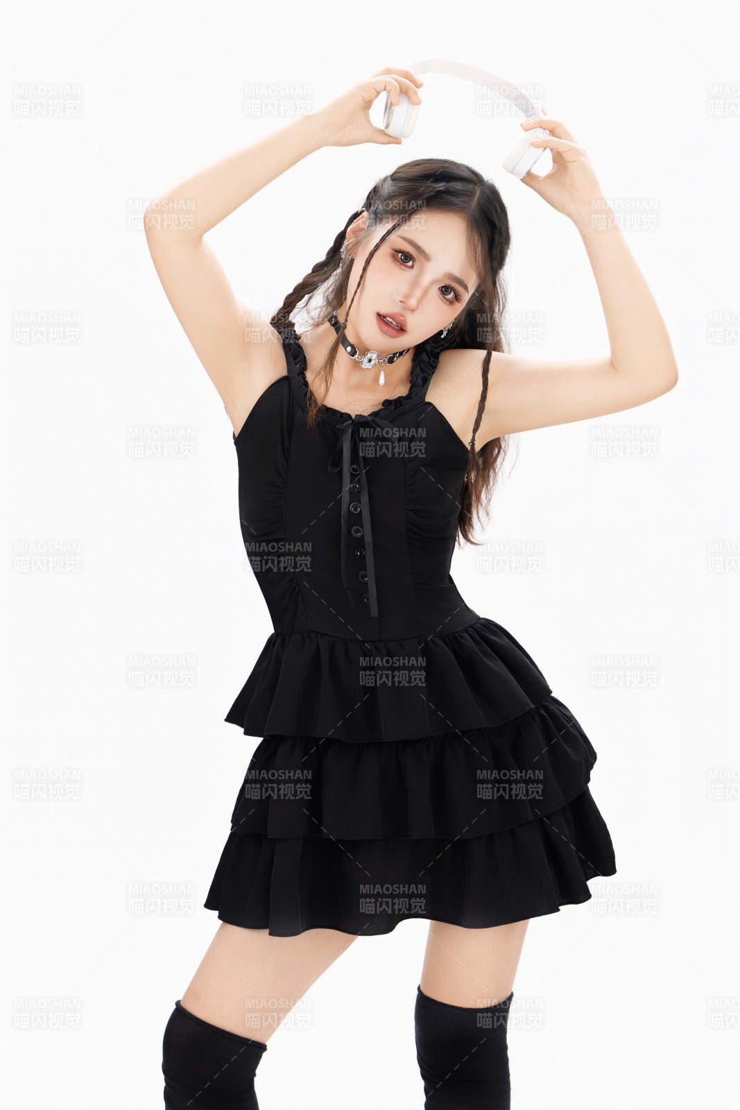 影棚拍摄动感十足的时尚女性形象图片