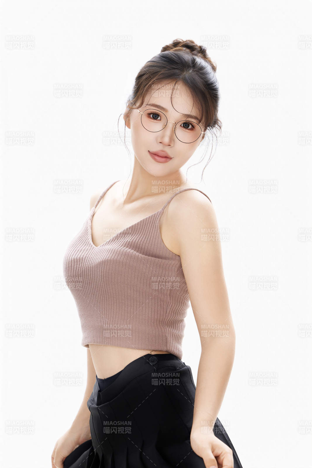 白色背景下青春活力的职业女性形象图片