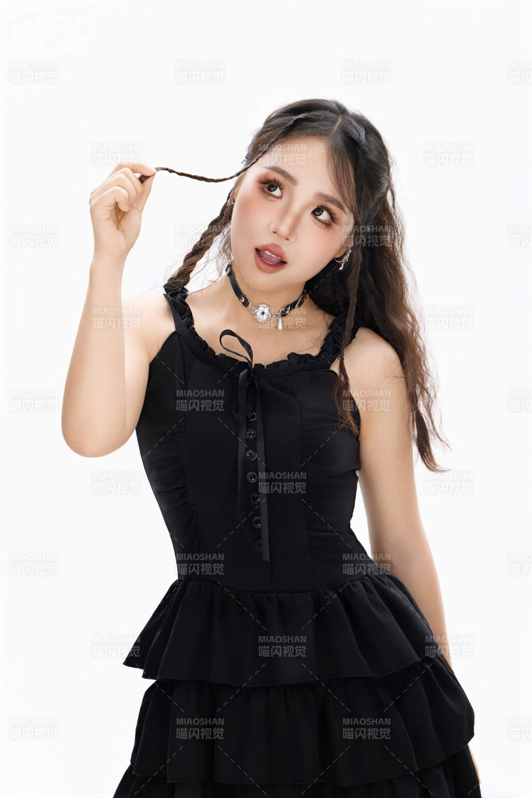 影棚拍摄动感十足的时尚女性形象图片