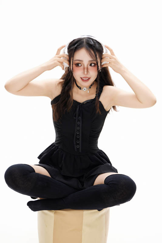 影棚拍摄动感十足的时尚女性形象图片