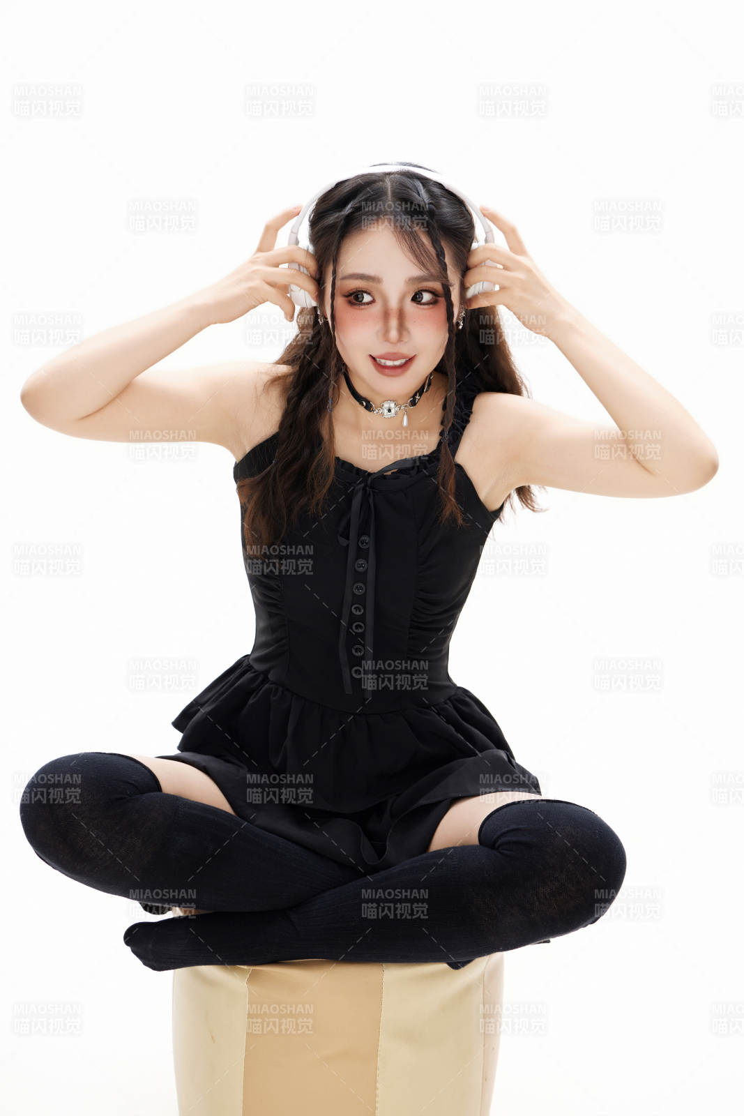 影棚拍摄动感十足的时尚女性形象图片