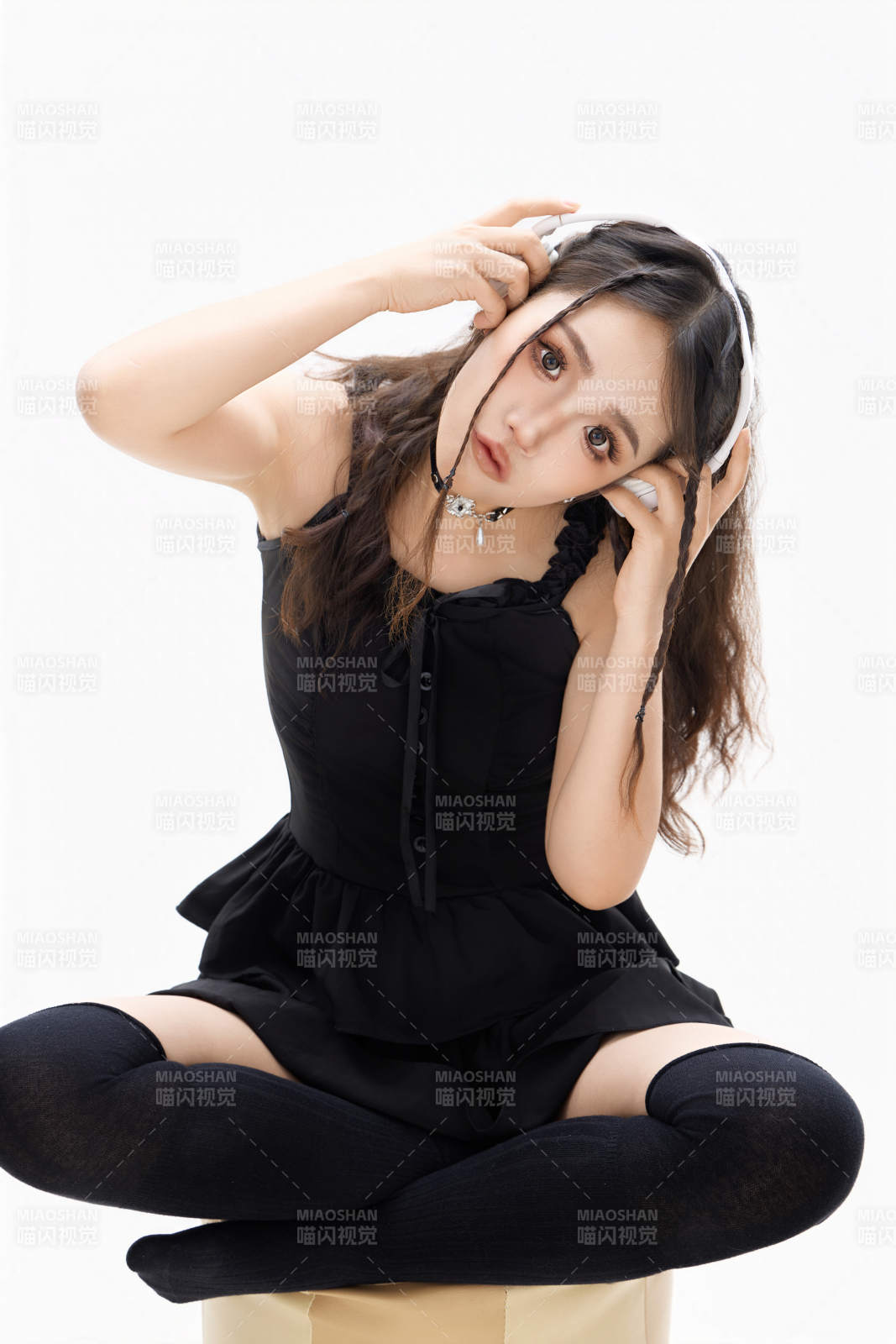 影棚拍摄动感十足的时尚女性形象图片