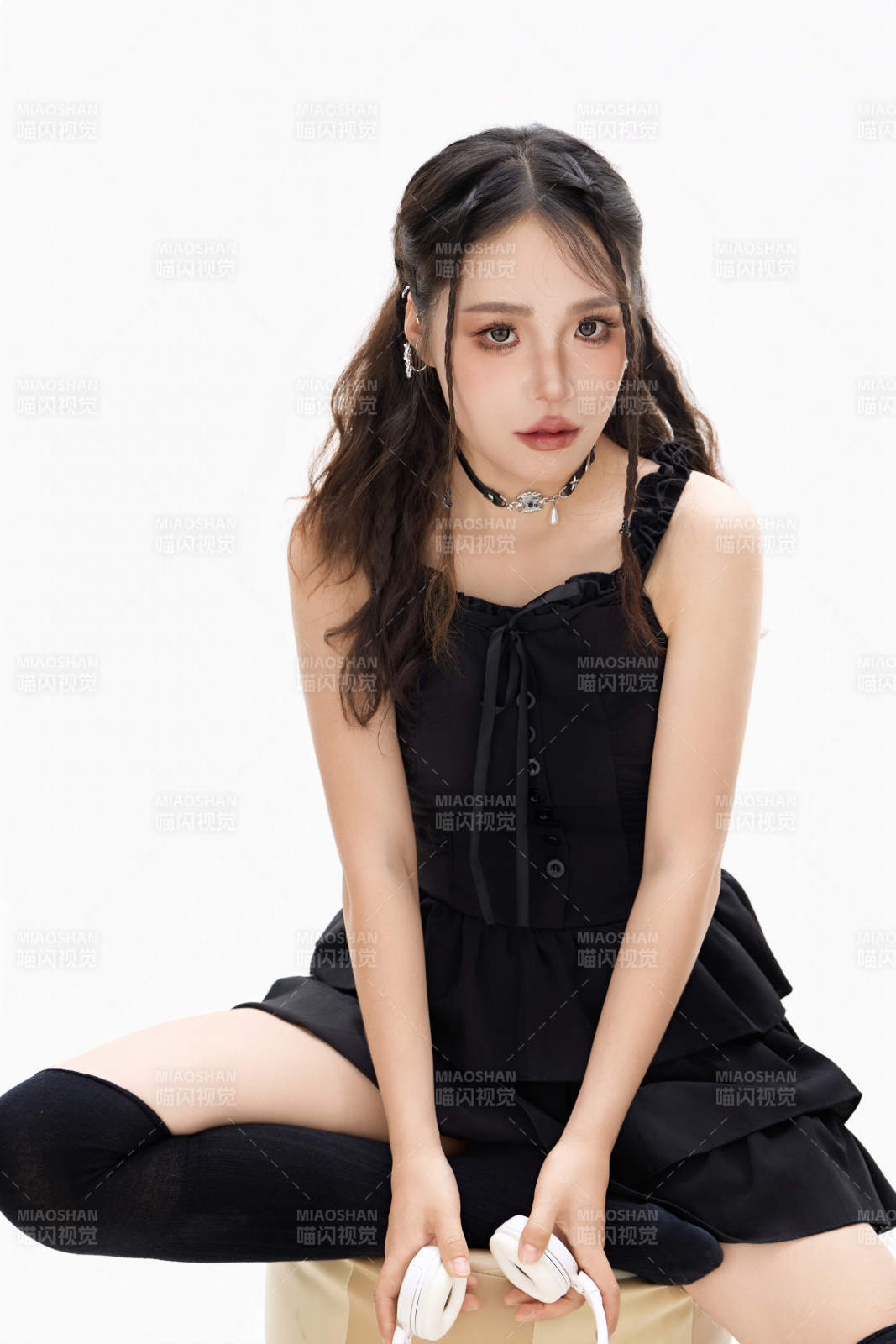 影棚拍摄动感十足的时尚女性形象图片