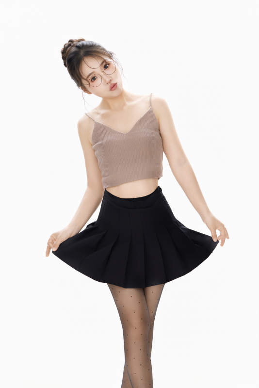 白色背景下青春活力的职业女性形象图片