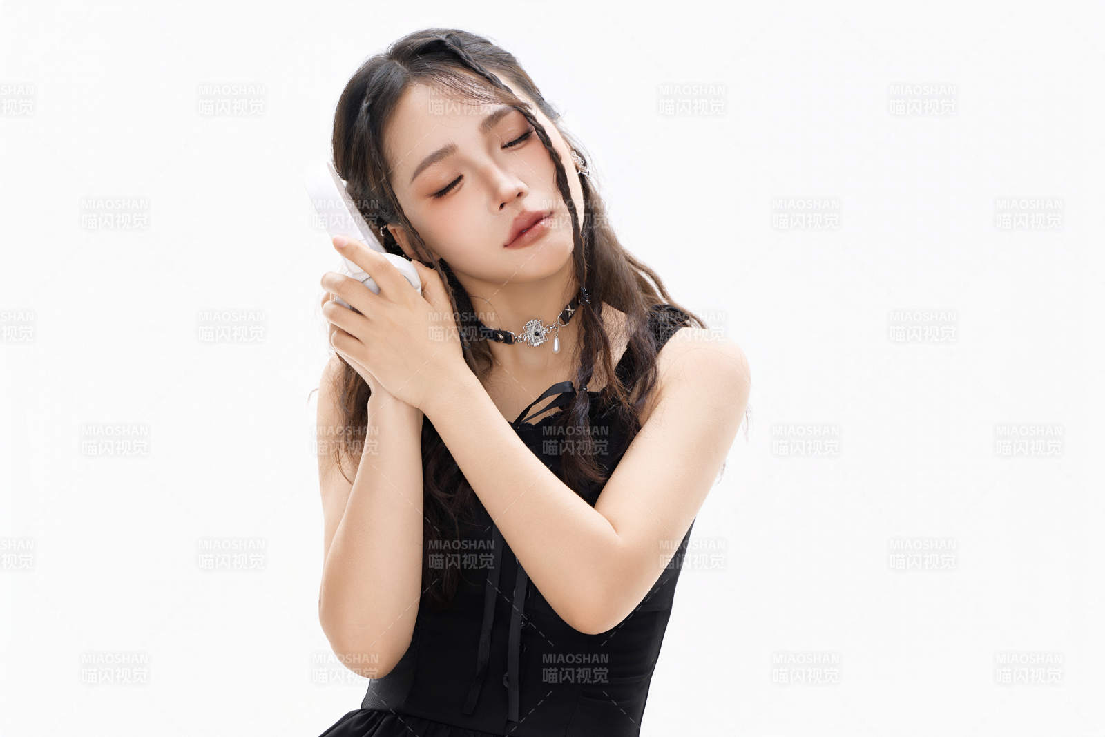 影棚拍摄动感十足的时尚女性形象图片