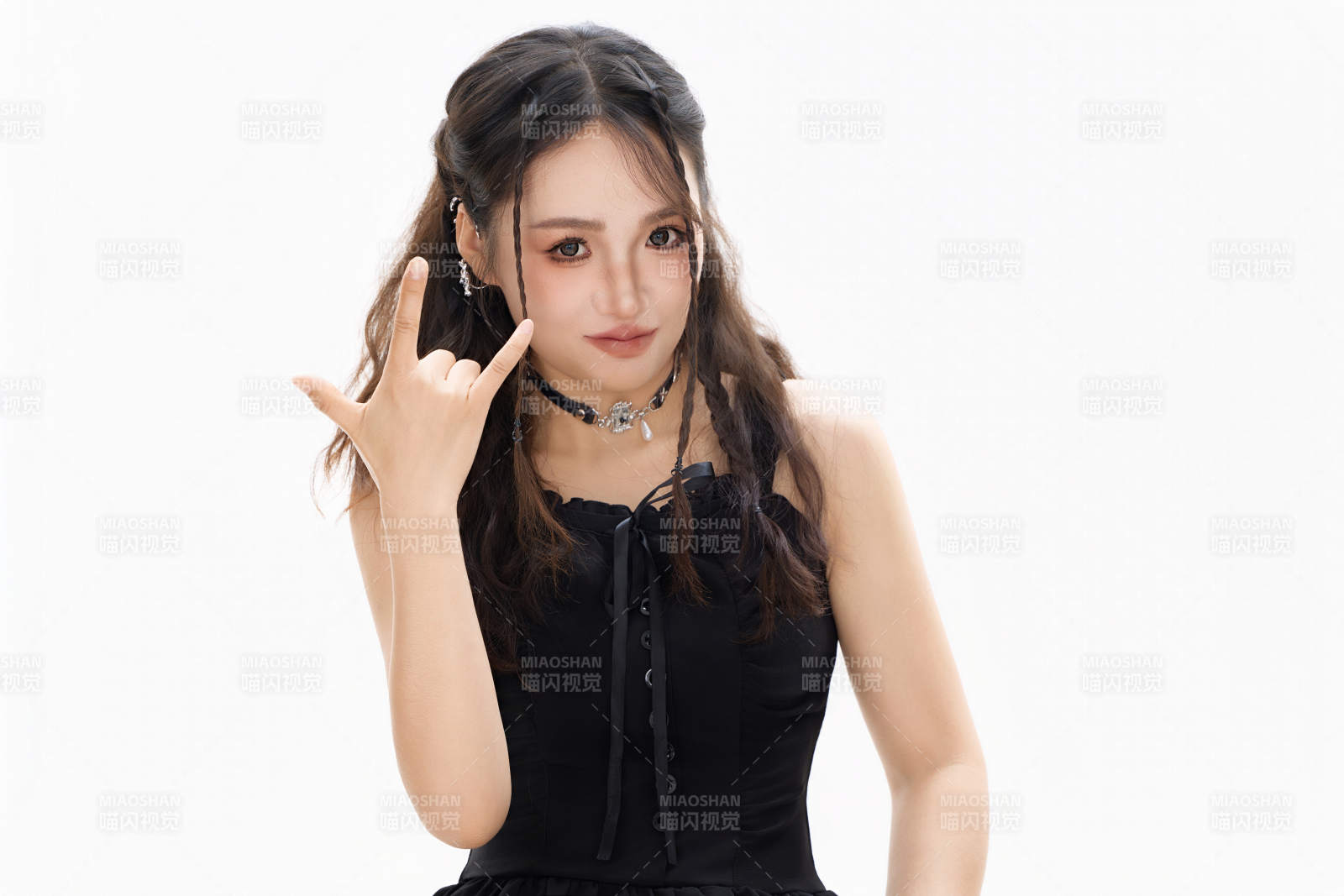 影棚拍摄动感十足的时尚女性形象图片