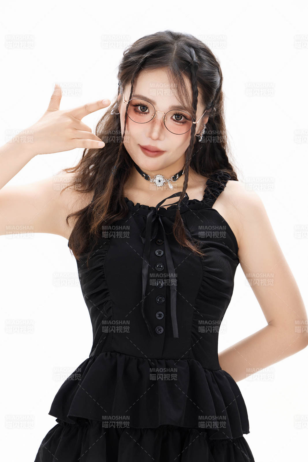 影棚拍摄动感十足的时尚女性形象图片