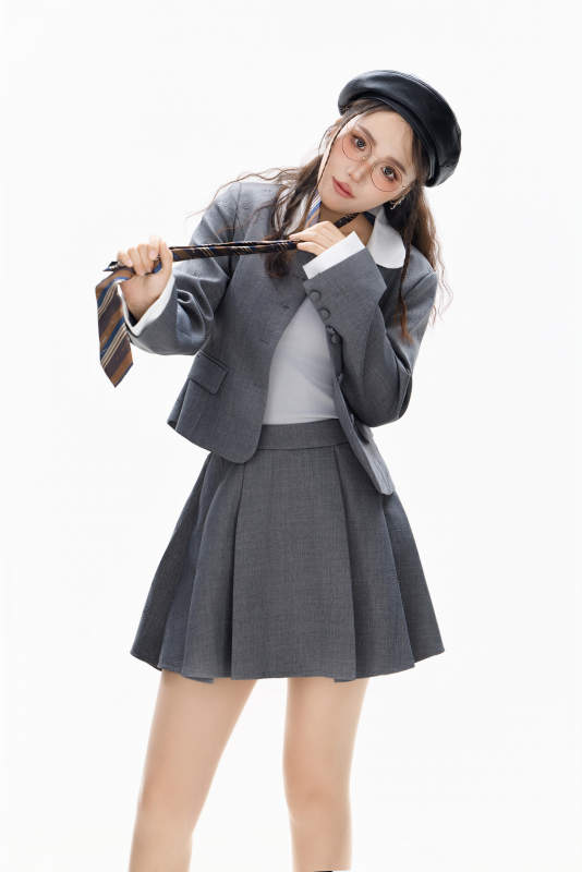 影棚拍摄身穿制服装扮时尚的亚洲美女图片