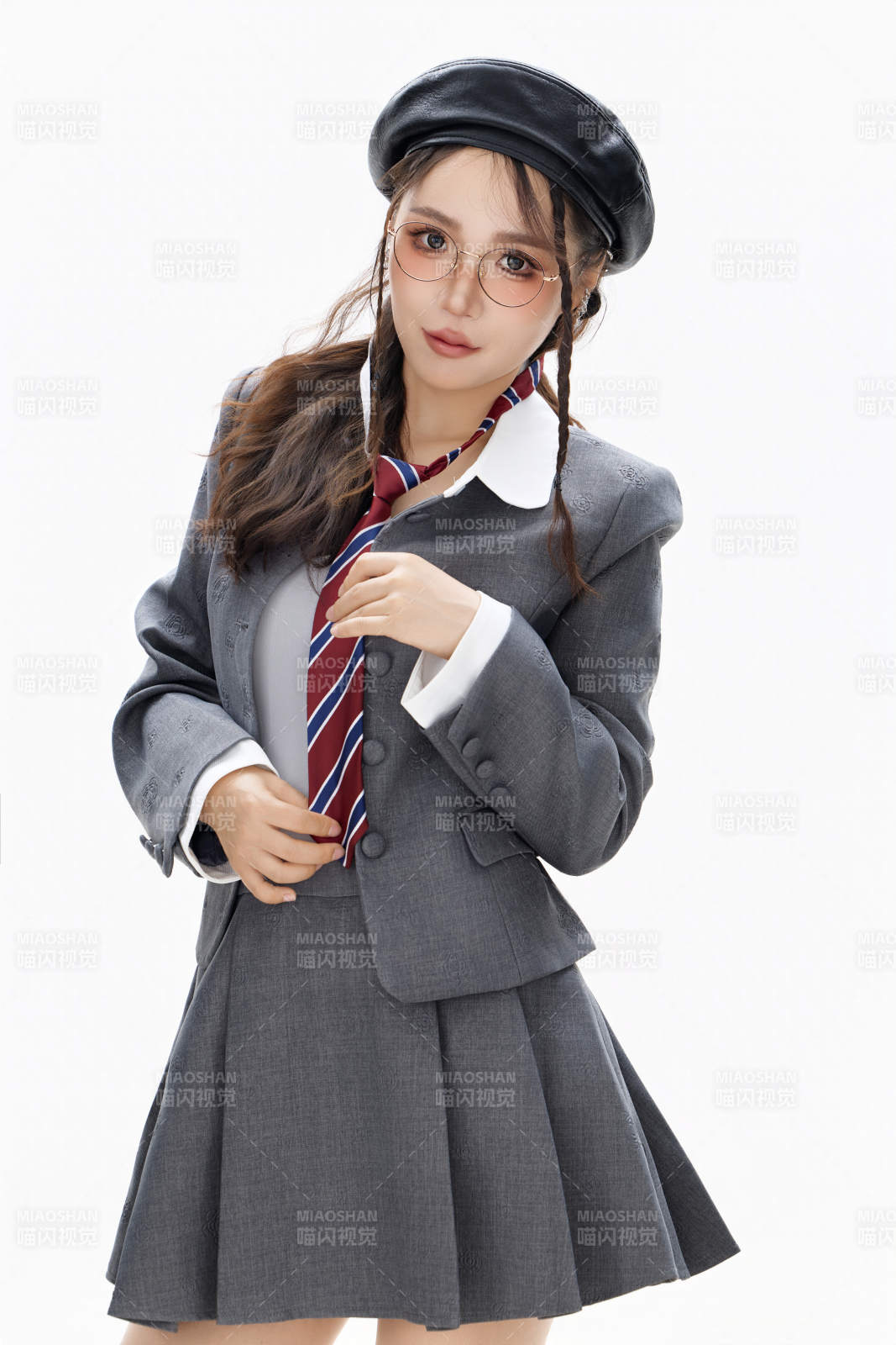 影棚拍摄身穿制服装扮时尚的亚洲美女图片