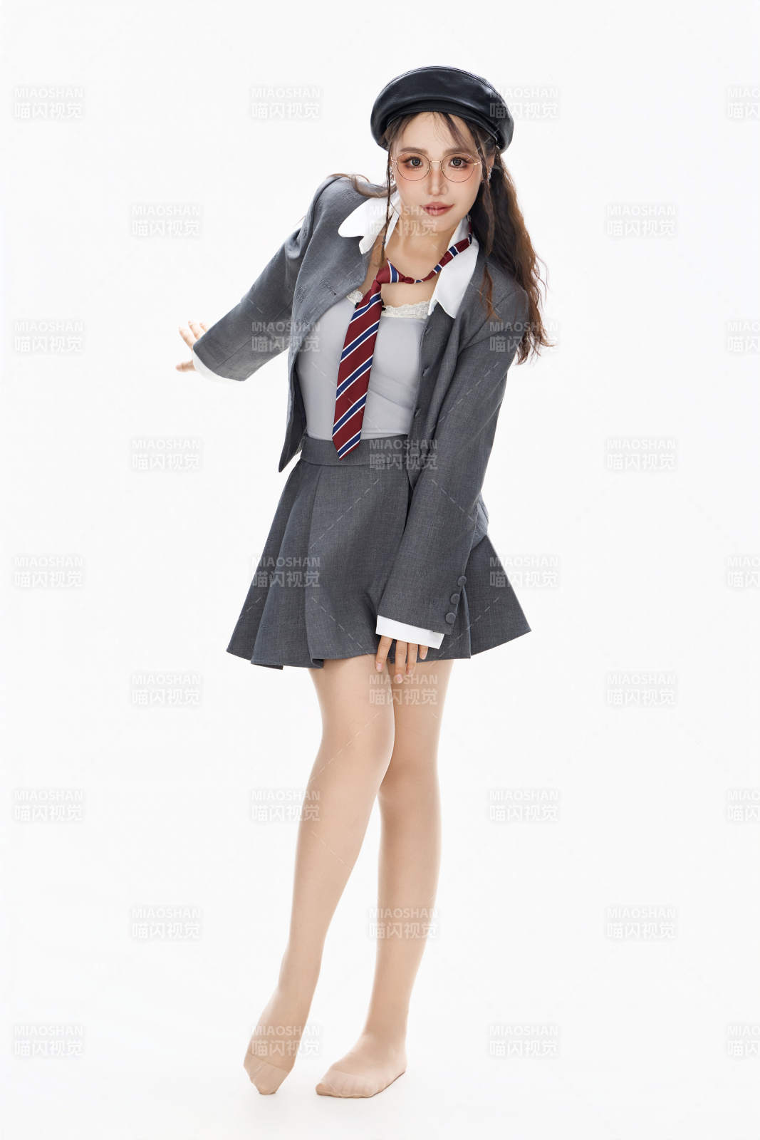 影棚拍摄身穿制服装扮时尚的亚洲美女图片