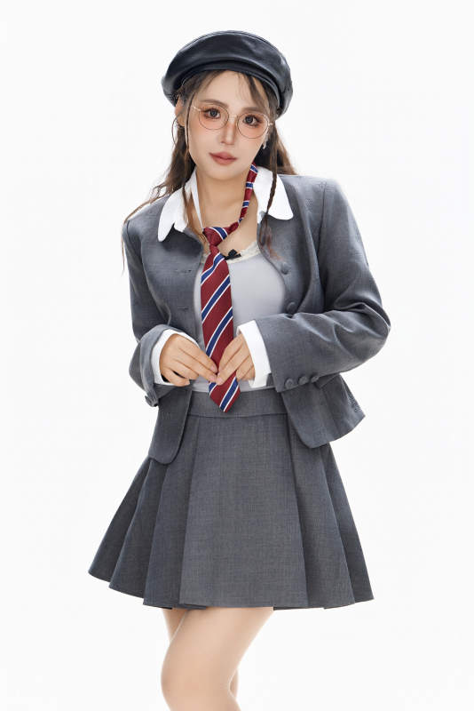 影棚拍摄身穿制服装扮时尚的亚洲美女图片