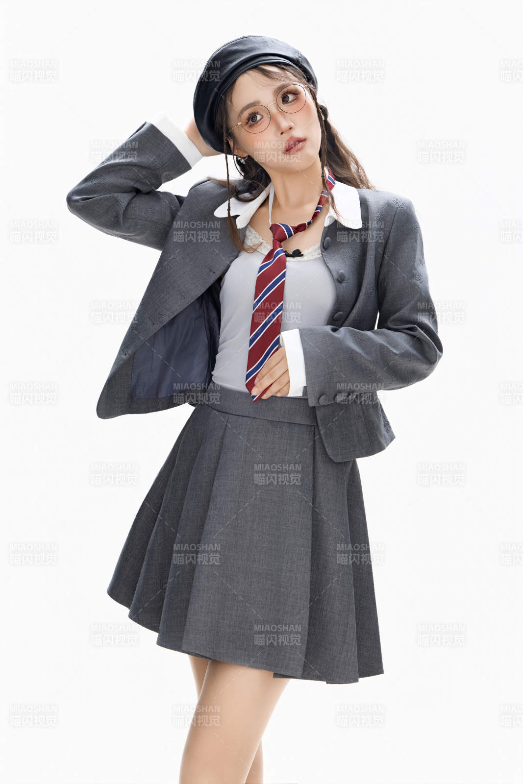 影棚拍摄身穿制服装扮时尚的亚洲美女图片