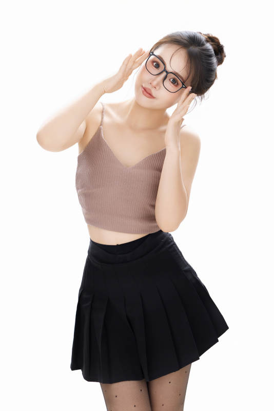 白色背景下青春活力的职业女性形象图片