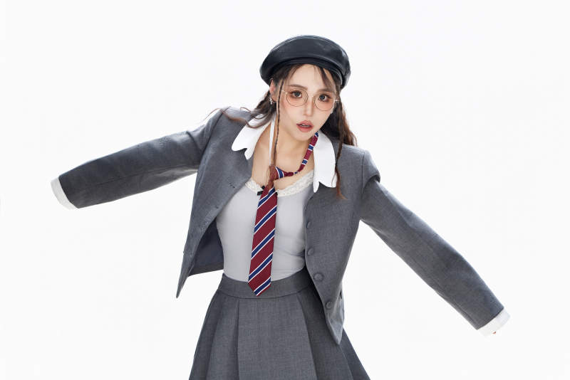 影棚拍摄身穿制服装扮时尚的亚洲美女图片