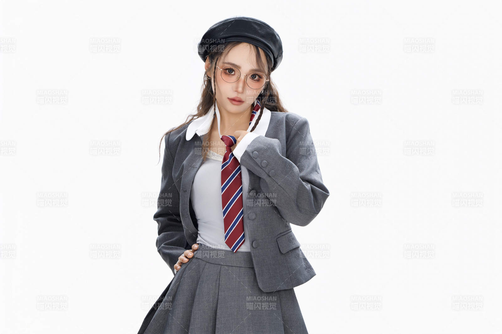 影棚拍摄身穿制服装扮时尚的亚洲美女图片