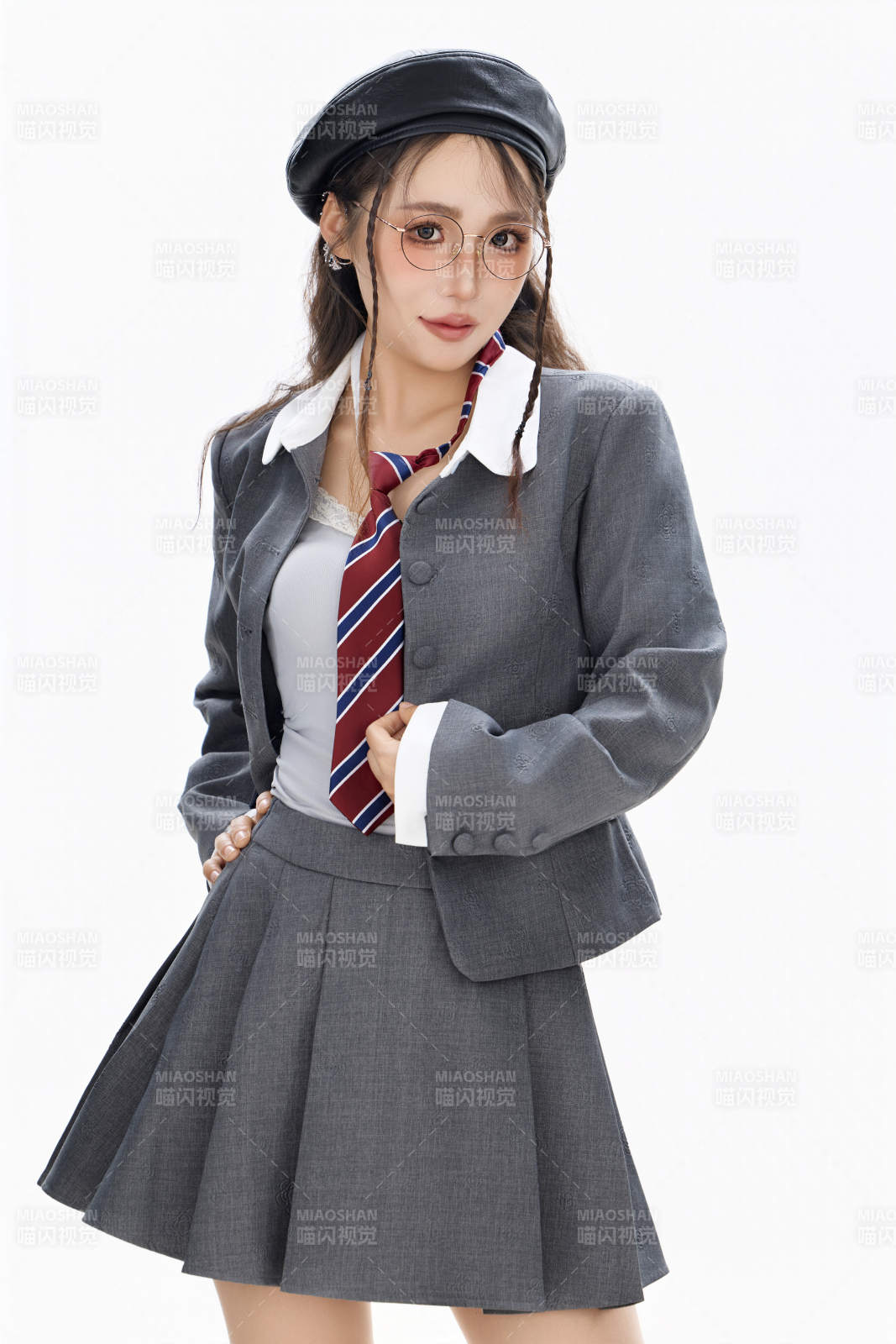 影棚拍摄身穿制服装扮时尚的亚洲美女图片