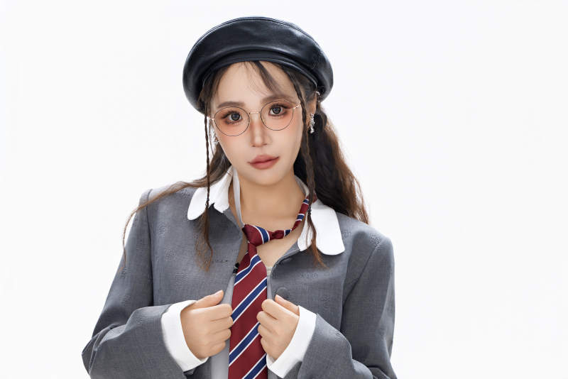 影棚拍摄身穿制服装扮时尚的亚洲美女图片