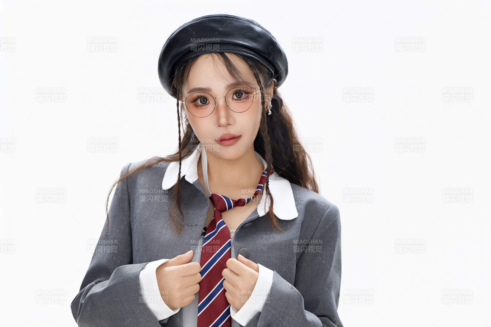 影棚拍摄身穿制服装扮时尚的亚洲美女图片