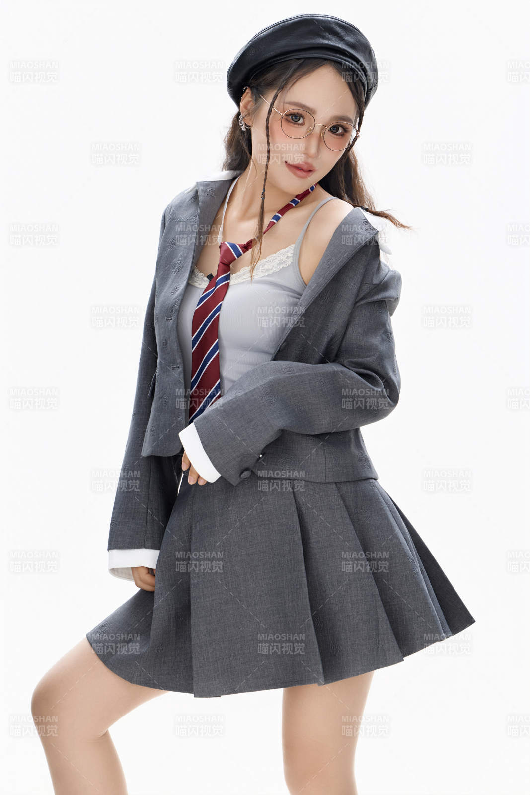 影棚拍摄身穿制服装扮时尚的亚洲美女图片