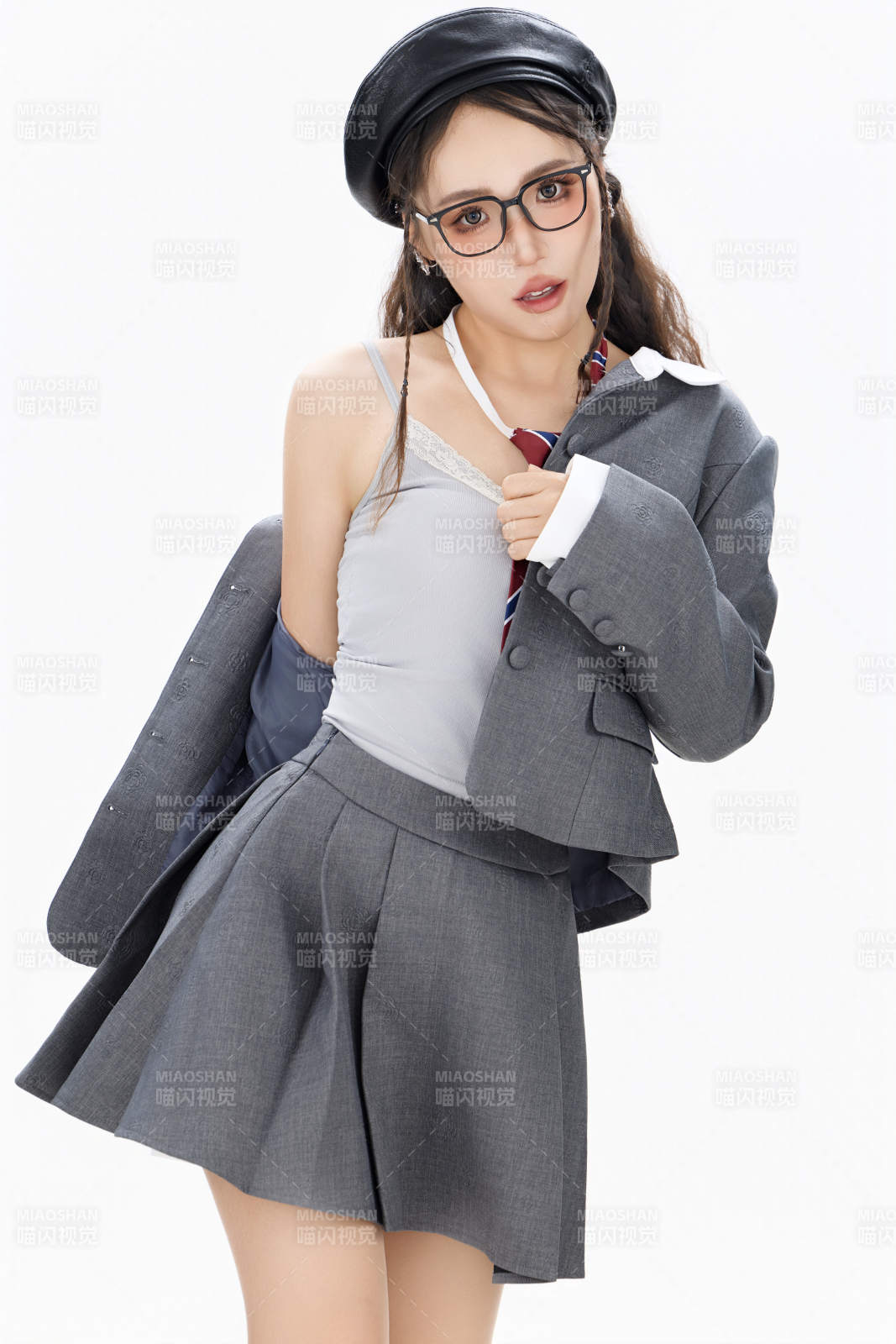 影棚拍摄身穿制服装扮时尚的亚洲美女图片