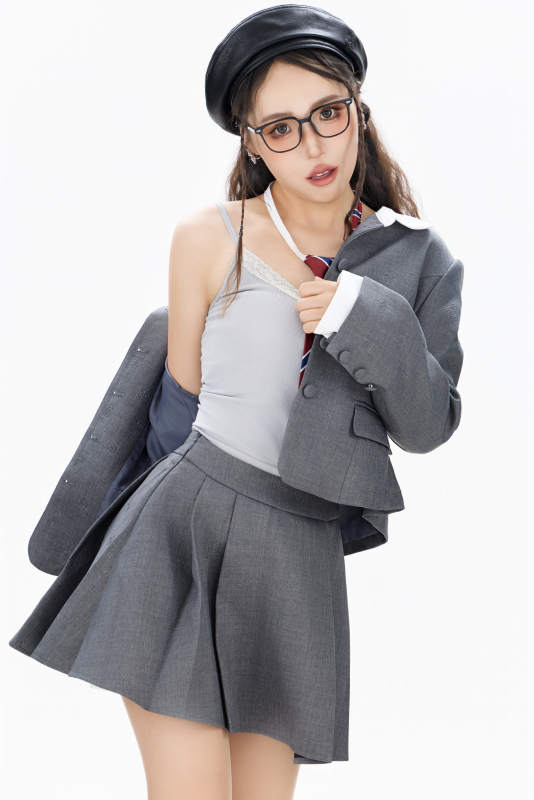 影棚拍摄身穿制服装扮时尚的亚洲美女图片