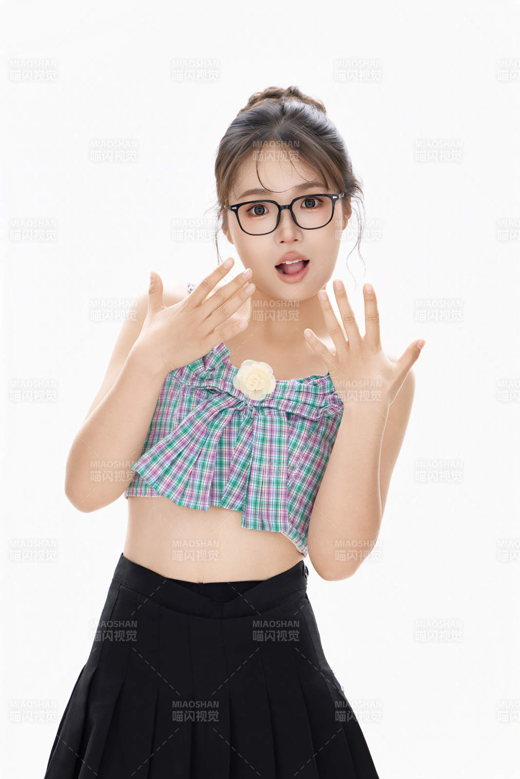 白色背景下青春活力的职业女性形象图片