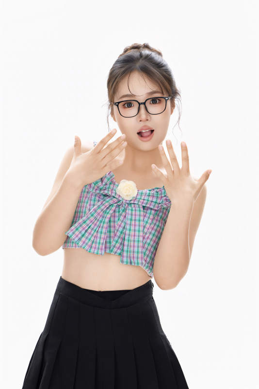 白色背景下青春活力的职业女性形象图片