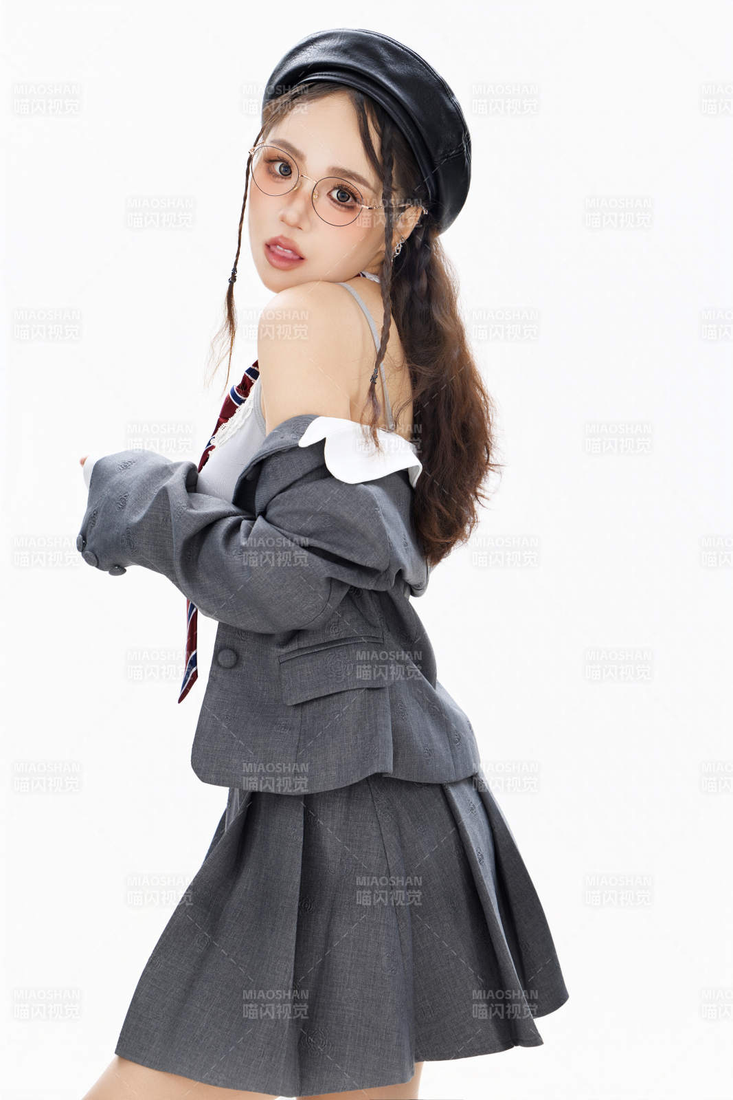 影棚拍摄身穿制服装扮时尚的亚洲美女图片