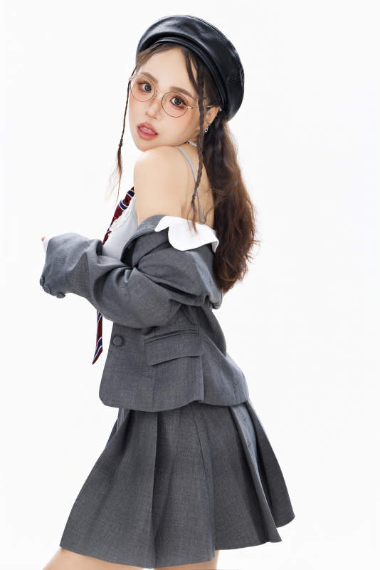 影棚拍摄身穿制服装扮时尚的亚洲美女图片