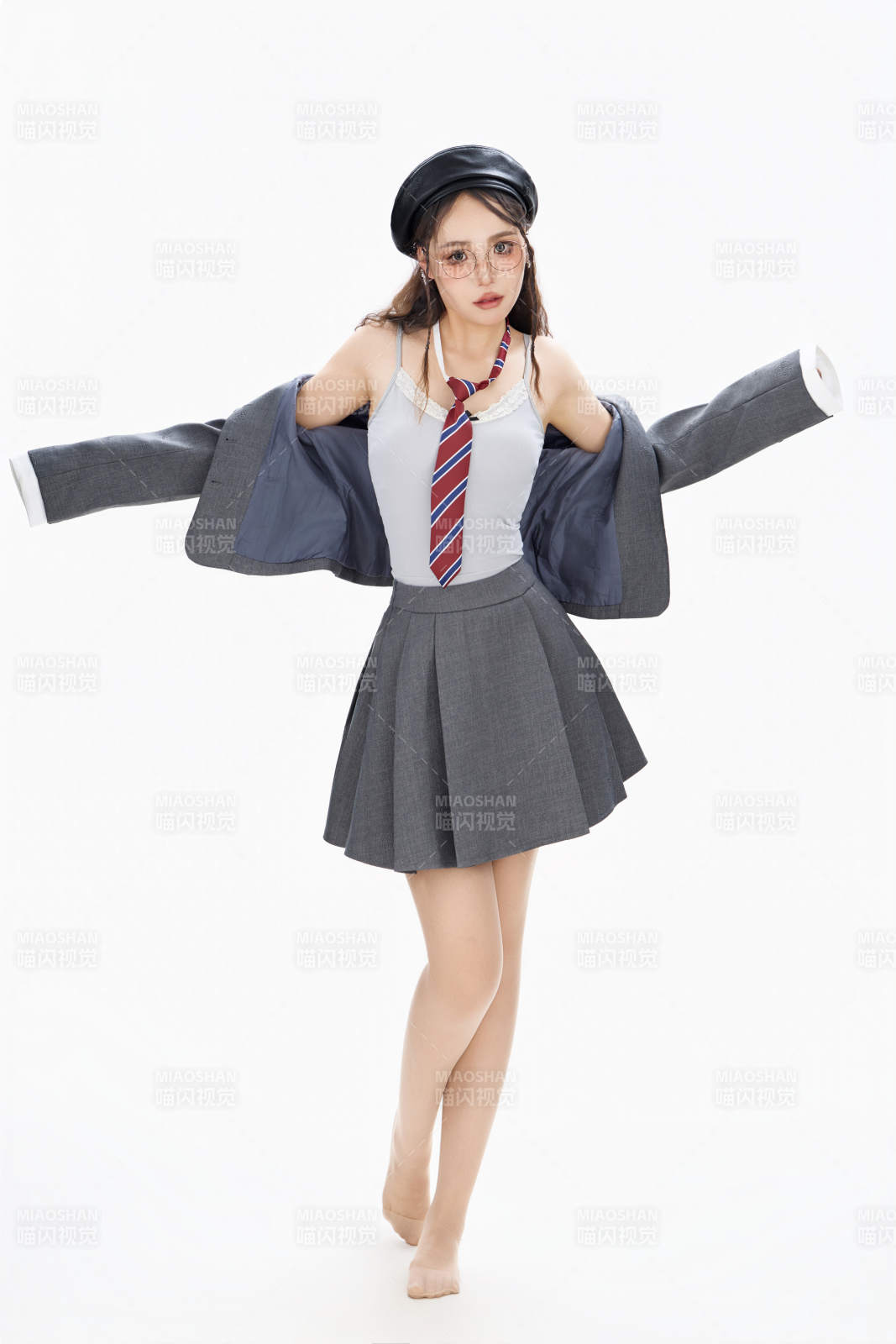 影棚拍摄身穿制服装扮时尚的亚洲美女图片