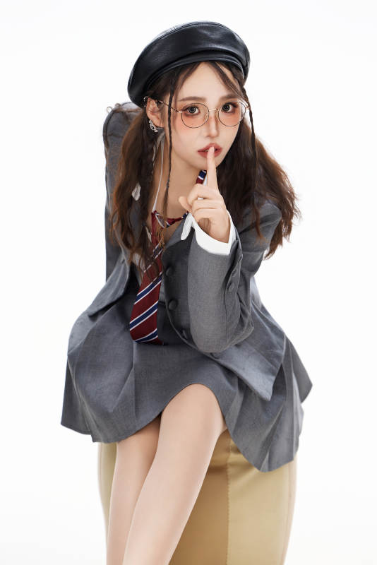 影棚拍摄身穿制服装扮时尚的亚洲美女图片