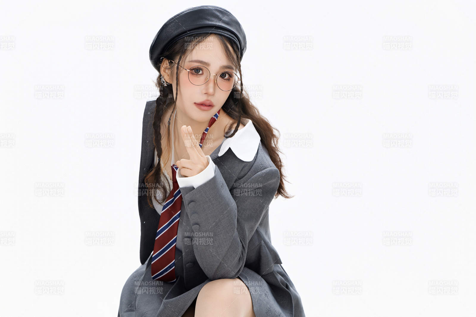 影棚拍摄身穿制服装扮时尚的亚洲美女图片