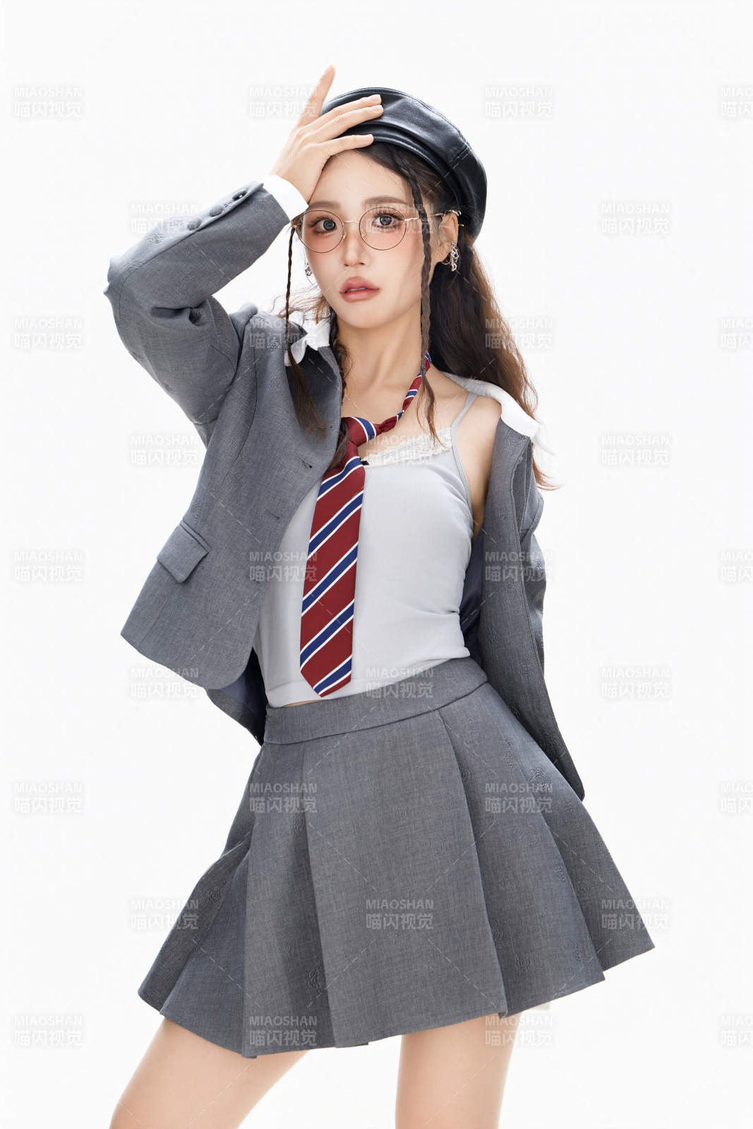 影棚拍摄身穿制服装扮时尚的亚洲美女图片