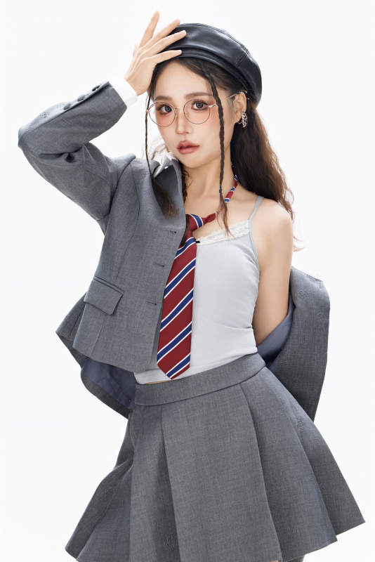 影棚拍摄身穿制服装扮时尚的亚洲美女图片