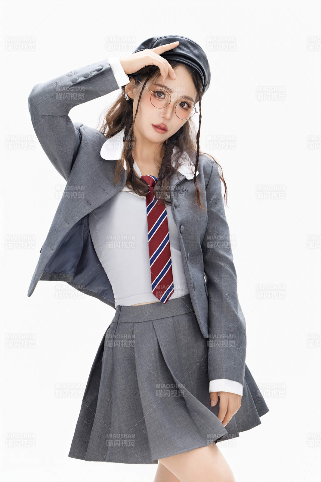 影棚拍摄身穿制服装扮时尚的亚洲美女图片