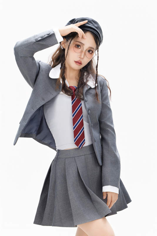 影棚拍摄身穿制服装扮时尚的亚洲美女图片