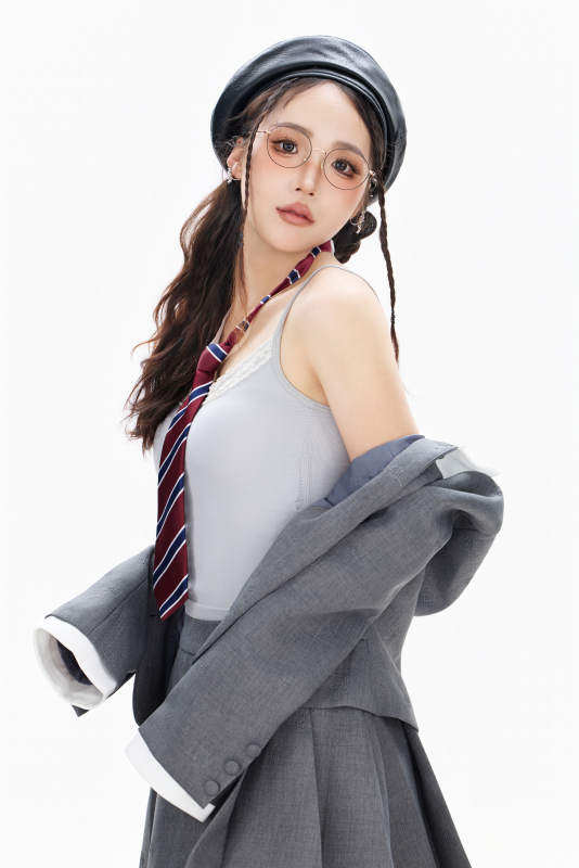 影棚拍摄身穿制服装扮时尚的亚洲美女图片