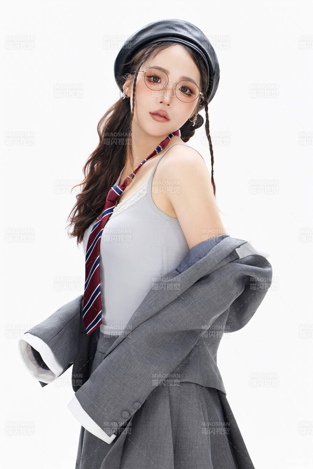 影棚拍摄身穿制服装扮时尚的亚洲美女图片