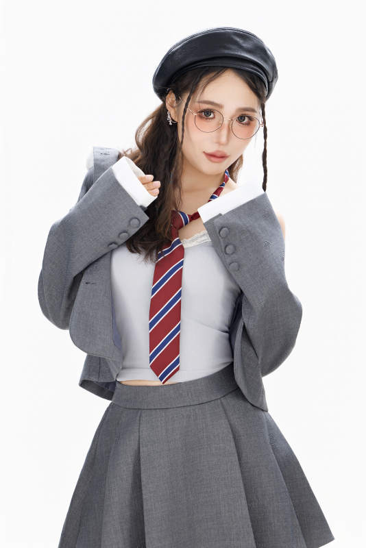 影棚拍摄身穿制服装扮时尚的亚洲美女图片