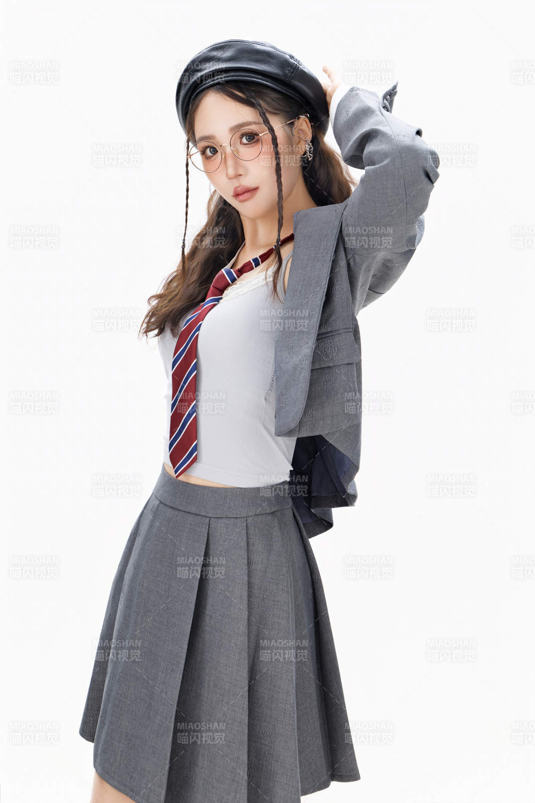 影棚拍摄身穿制服装扮时尚的亚洲美女图片