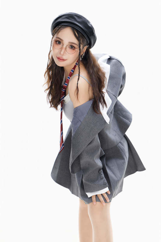 影棚拍摄身穿制服装扮时尚的亚洲美女图片