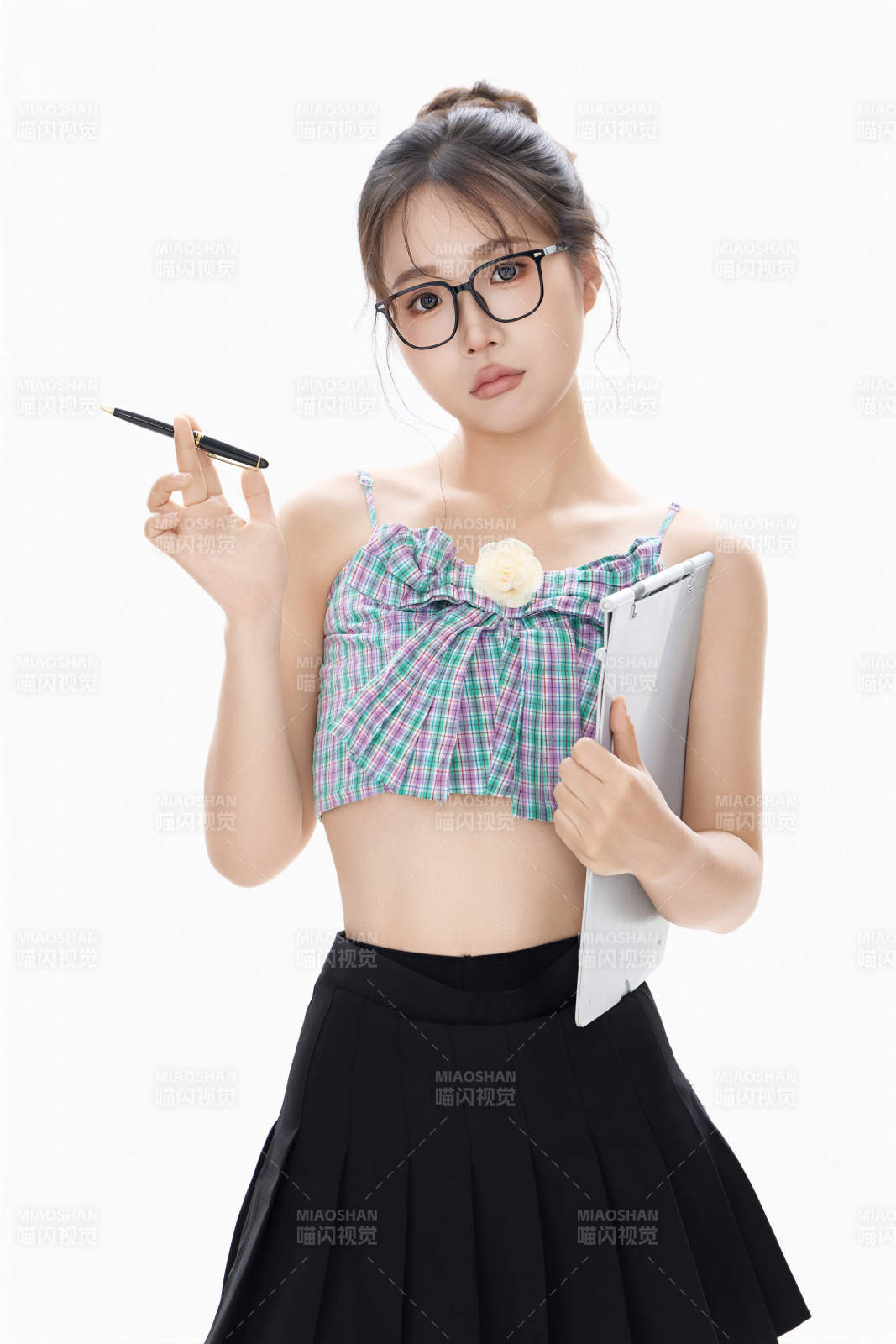 白色背景下青春活力的职业女性形象图片