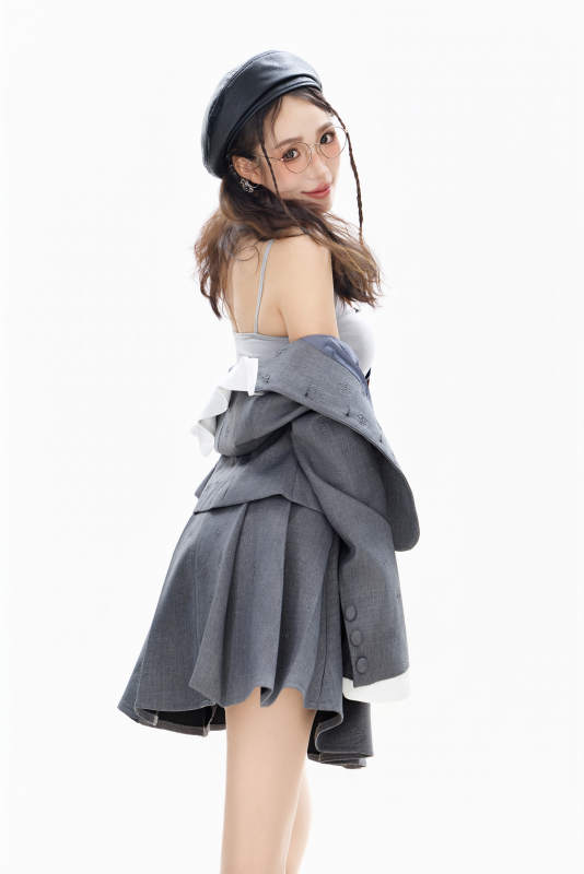 影棚拍摄身穿制服装扮时尚的亚洲美女图片