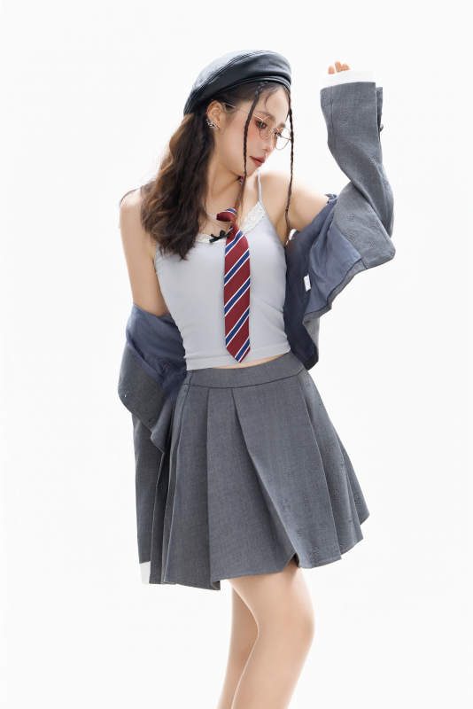 影棚拍摄身穿制服装扮时尚的亚洲美女图片